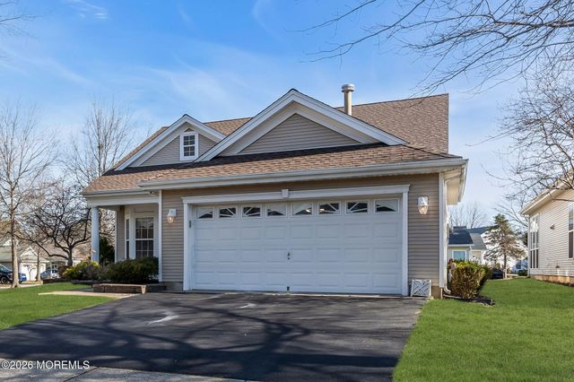 12 Bellflower Drive, Lakewood, NJ 08701