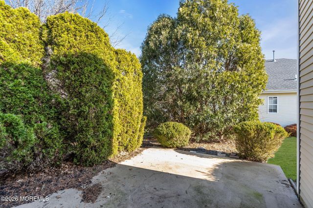 12 Bellflower Drive, Lakewood, NJ 08701