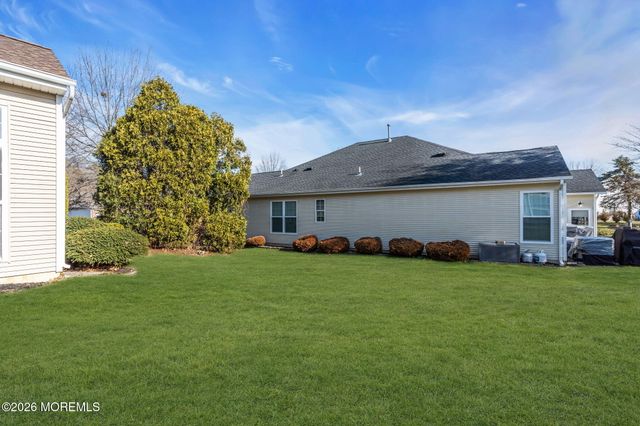 12 Bellflower Drive, Lakewood, NJ 08701