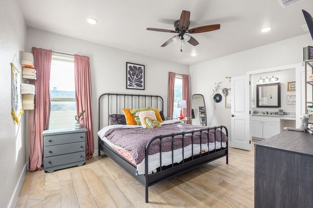 1069 Roanoke Ln, Kerrville, TX 78028