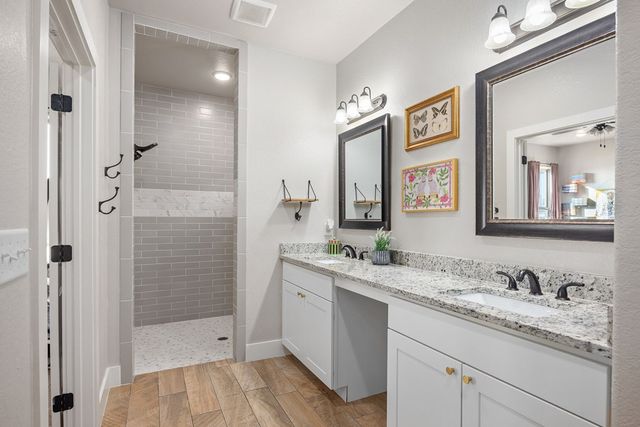 1069 Roanoke Ln, Kerrville, TX 78028