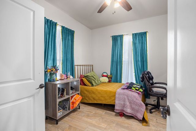 1069 Roanoke Ln, Kerrville, TX 78028