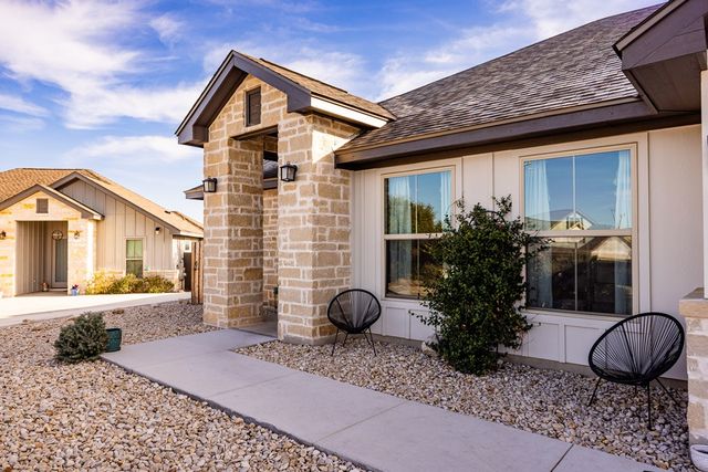 1069 Roanoke Ln, Kerrville, TX 78028