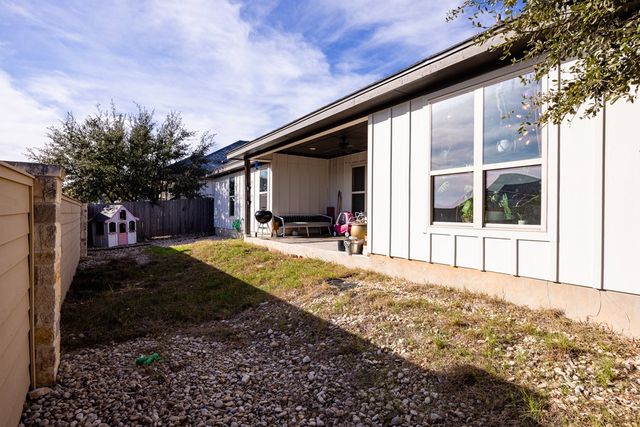 1069 Roanoke Ln, Kerrville, TX 78028