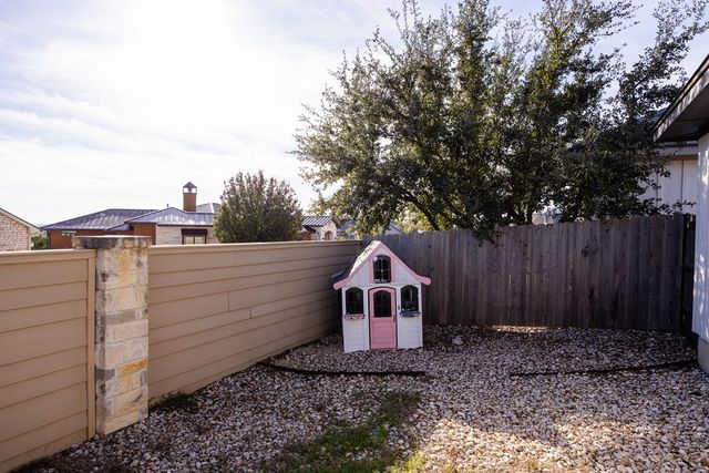 1069 Roanoke Ln, Kerrville, TX 78028