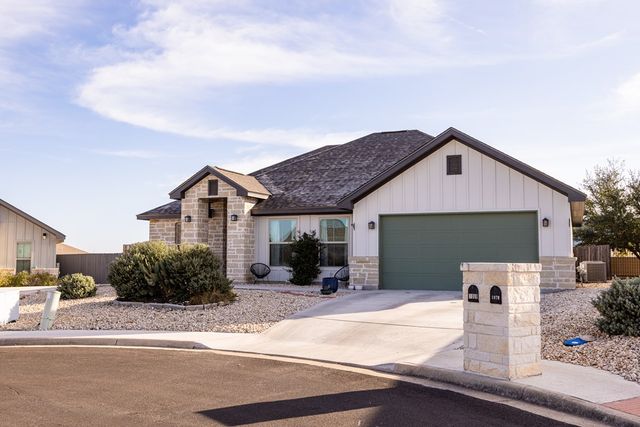 1069 Roanoke Ln, Kerrville, TX 78028