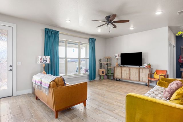 1069 Roanoke Ln, Kerrville, TX 78028