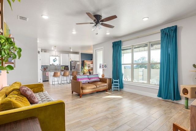 1069 Roanoke Ln, Kerrville, TX 78028