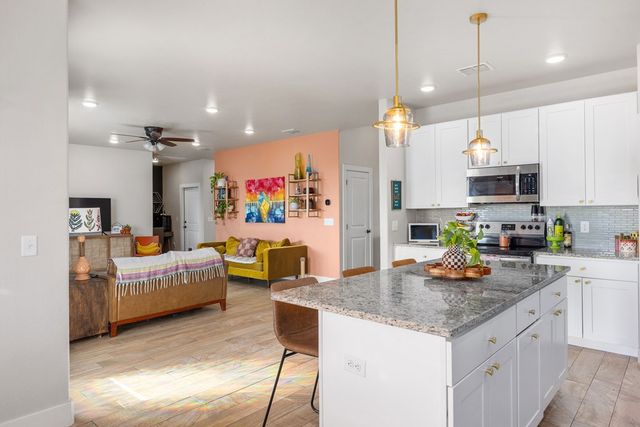 1069 Roanoke Ln, Kerrville, TX 78028