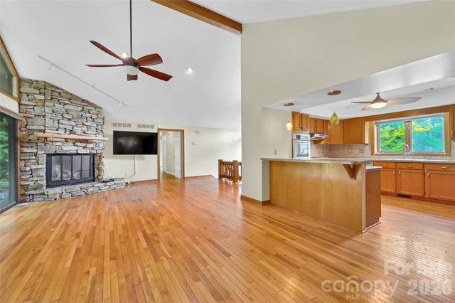 300 Ethan Pond Way, Hendersonville, NC 28791