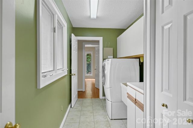 300 Ethan Pond Way, Hendersonville, NC 28791