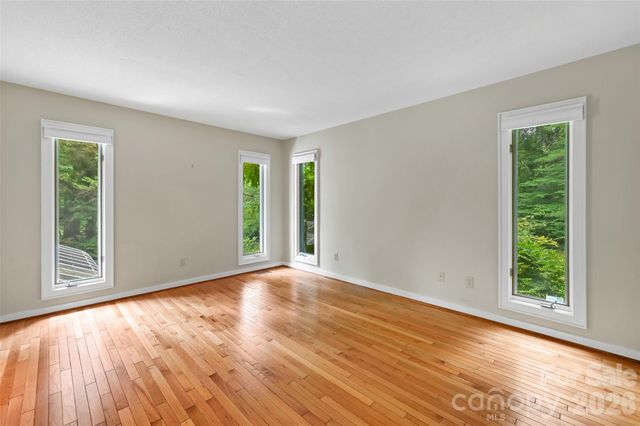 300 Ethan Pond Way, Hendersonville, NC 28791