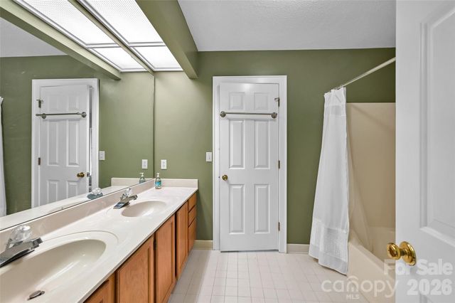 300 Ethan Pond Way, Hendersonville, NC 28791