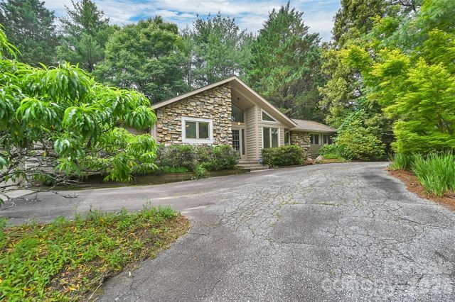 300 Ethan Pond Way, Hendersonville, NC 28791