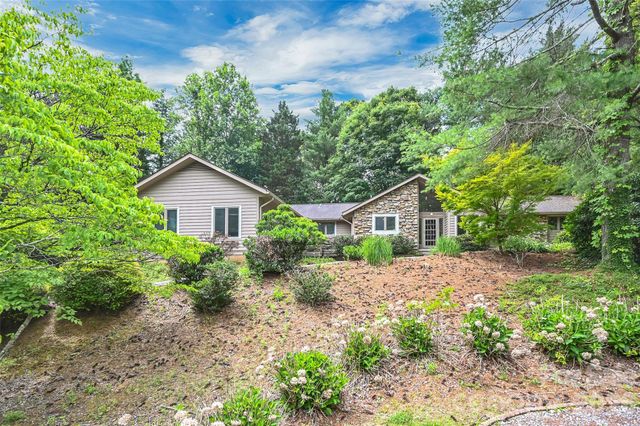 300 Ethan Pond Way, Hendersonville, NC 28791