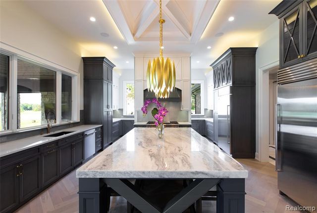 556 Barrington Court, Bloomfield Hills, MI 48304