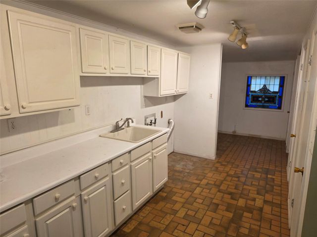633 S Castell Ave, New Braunfels, TX 78130