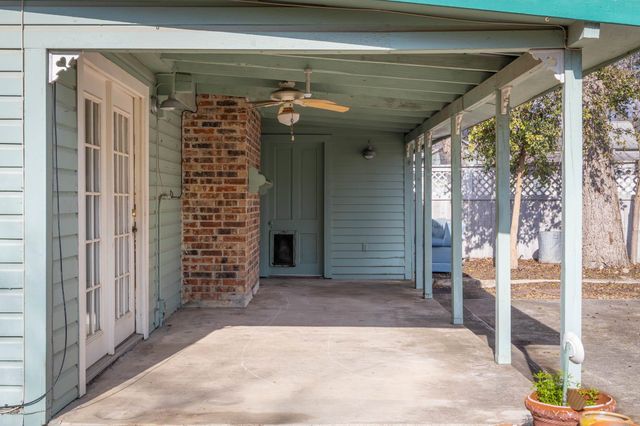 633 S Castell Ave, New Braunfels, TX 78130