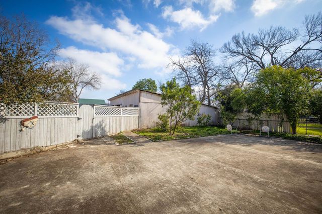 633 S Castell Ave, New Braunfels, TX 78130