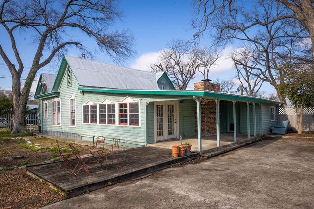 633 S Castell Ave, New Braunfels, TX 78130
