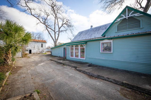 633 S Castell Ave, New Braunfels, TX 78130
