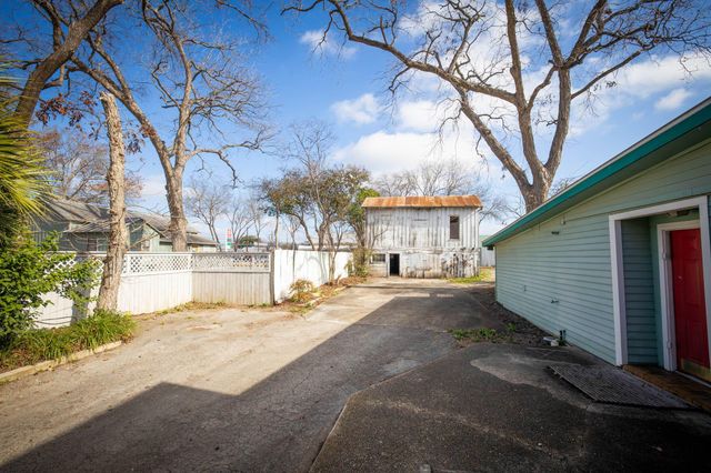 633 S Castell Ave, New Braunfels, TX 78130