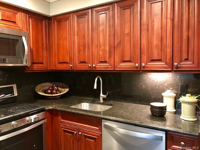 45 Country Club Drive 21L, Coram, NY 11727