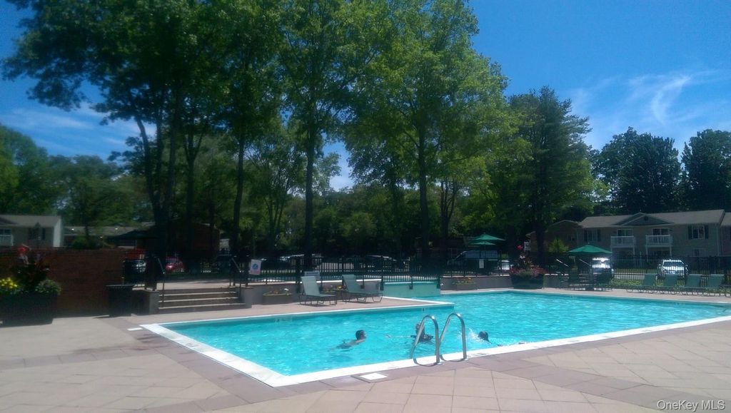 45 Country Club Drive 21L, Coram, NY 11727