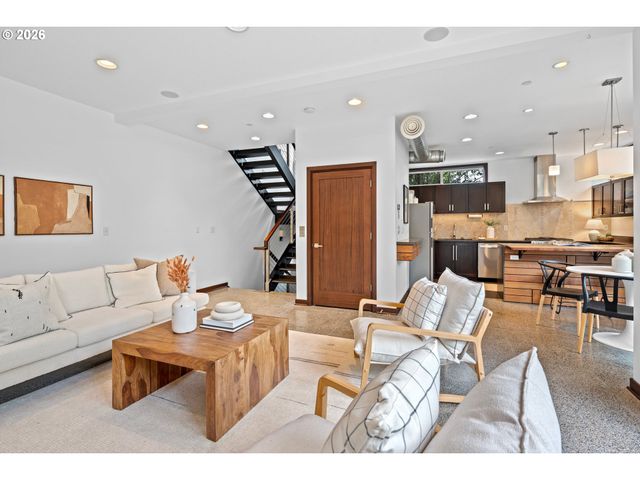 506 Ne SACRAMENTO St, Portland, OR 97212