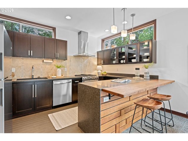 506 Ne SACRAMENTO St, Portland, OR 97212