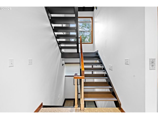 506 Ne SACRAMENTO St, Portland, OR 97212