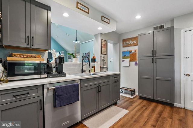18 N MALIN RD, Broomall, PA 19008