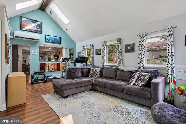 18 N MALIN RD, Broomall, PA 19008
