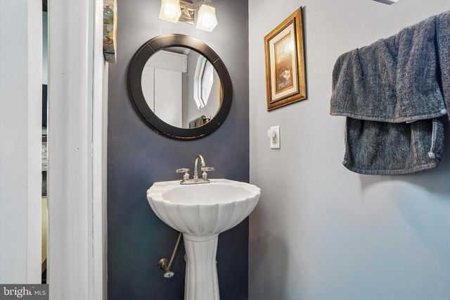 18 N MALIN RD, Broomall, PA 19008