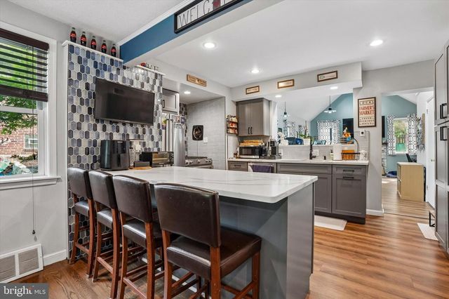 18 N MALIN RD, Broomall, PA 19008