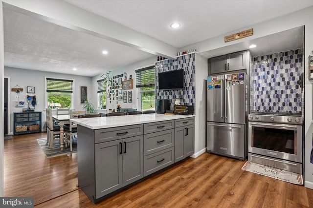 18 N MALIN RD, Broomall, PA 19008