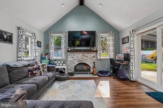 18 N MALIN RD, Broomall, PA 19008