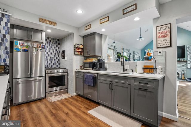 18 N MALIN RD, Broomall, PA 19008