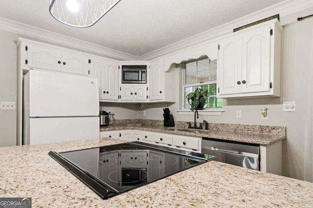 516 Fieldwood Dr., Adairsville, GA 30103