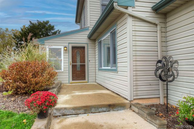 212 Hillcroft Drive, Walled Lake, MI 48390