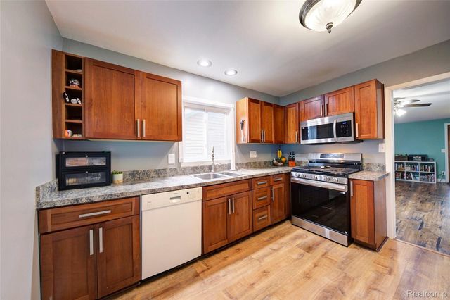 212 Hillcroft Drive, Walled Lake, MI 48390