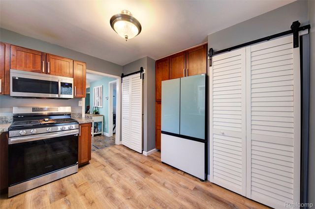 212 Hillcroft Drive, Walled Lake, MI 48390