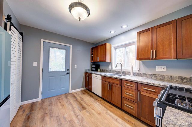 212 Hillcroft Drive, Walled Lake, MI 48390