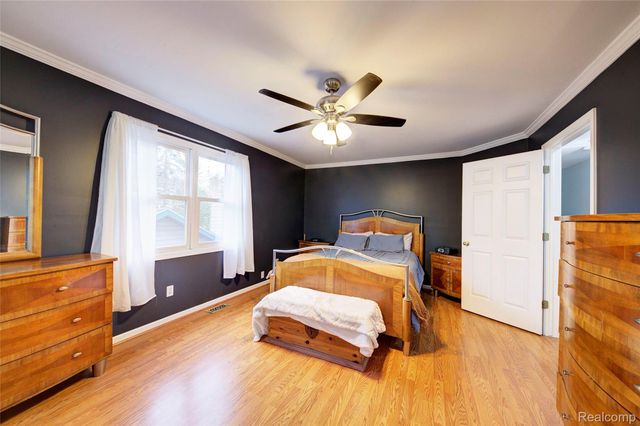 212 Hillcroft Drive, Walled Lake, MI 48390