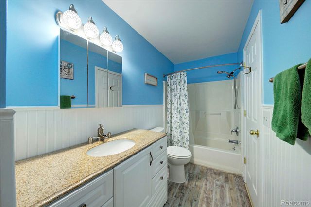 212 Hillcroft Drive, Walled Lake, MI 48390
