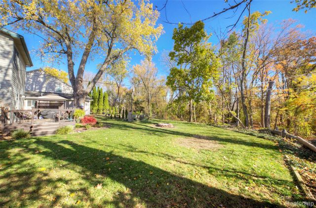 212 Hillcroft Drive, Walled Lake, MI 48390