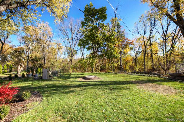 212 Hillcroft Drive, Walled Lake, MI 48390