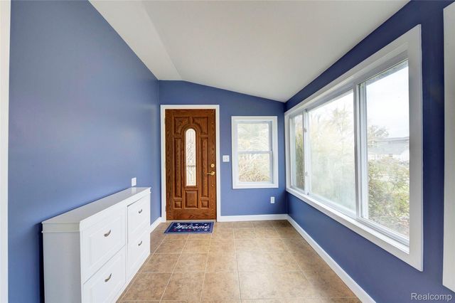 212 Hillcroft Drive, Walled Lake, MI 48390