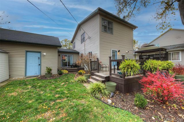 212 Hillcroft Drive, Walled Lake, MI 48390