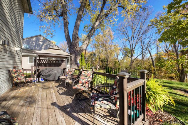 212 Hillcroft Drive, Walled Lake, MI 48390